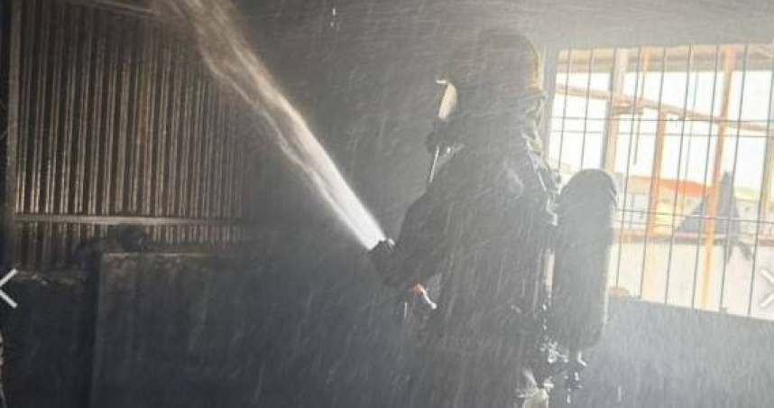 台南鹽水透天厝驚傳火警！3樓神明廳竄火煙　消防急灌救幸無傷亡
