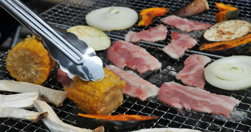 一名家長分享，兒子的同學來家裡烤肉，竟主動拿出參加費。（示意圖／photoAC）