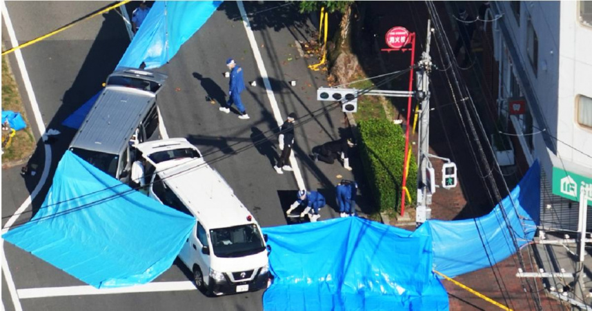 調查人員在日本兵庫縣神戶市槍擊案現場附近進行勘查。（圖／達志／美聯社）