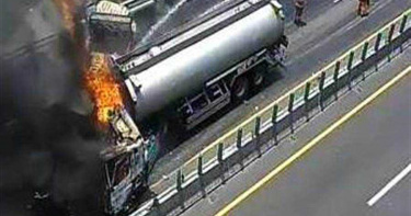 油罐車追撞貨車 西濱烈焰沖天濃煙封車道