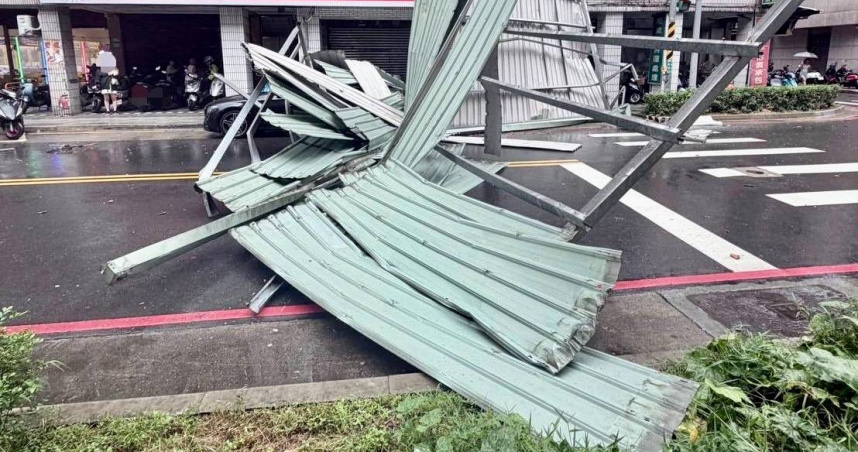 薔琵發威！板橋「巨型屋頂鐵皮」遭狂飛掀翻　路旁賓士慘被砸