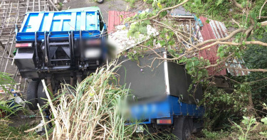 粗心司機沒拉手剎車 打滑撞上另輛貨車後摔落山溝