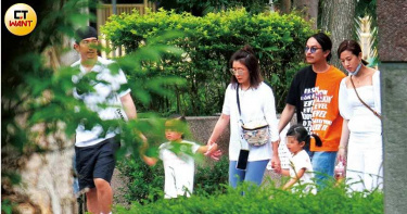 賈靜雯 遛女放電 尪拚肌力
