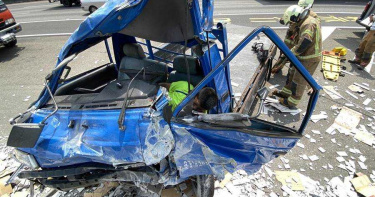 國1小貨車撞護欄!男「噴飛破頭」慘死 駕駛一度受困