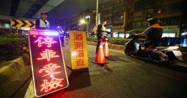 嫩妹被抓酒駕!「血液0酒精」交警全傻了 她吐原因羞爆:剛和男友…