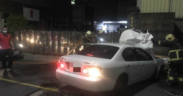 無照男駕車夜遊遇警攔查 心虛逃逸自撞車毀受困