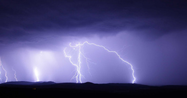 印度雨季雷擊頻傳!一家3口躲家中「閃電劈進門」慘死