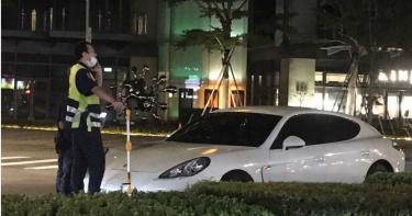 北市士林官邸前保時捷自撞護欄 男駕駛命危緊急送醫