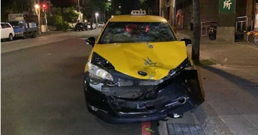 小黃左轉撞飛騎士摔斷腿 駕駛:機車沒開頭燈