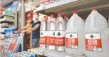 他靠「賣水」打敗康師傅和統一 順利成為大陸首富...不過只當了半小時