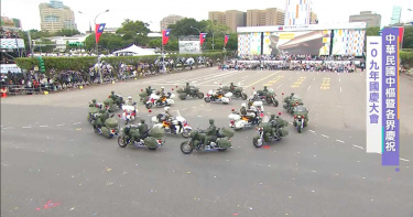快反連搭配滅火器歌曲 12女憲兵帥騎重機登場