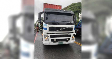 化學槽車失控猛撞貨櫃車 中間騎士慘遭兩車夾死