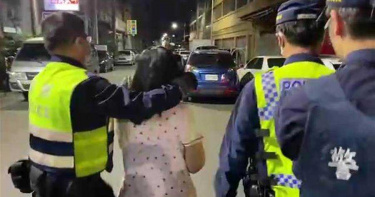 待業女不堪母碎念竟拿刀砍2刀 警破門見女全身血淡定滑手機