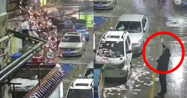 天空飄落現金雨!「點滴哥」冒雨守護現場 肉身阻擋群眾撿錢