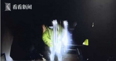 看午夜場竟被鎖在「無人、漆黑電影院」 女嚇壞顫抖報警:我出不去了