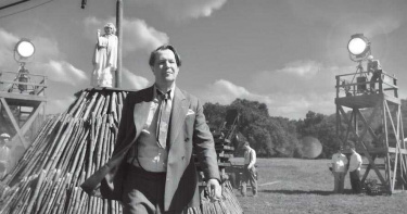 影帝蓋瑞歐德曼在以黑白片手法呈現的《曼克》中，飾演經典名片《大國民》的編劇。（圖／摘自豆瓣網）