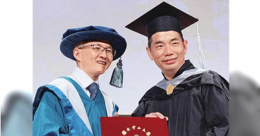 2020年蔡震宇從中山大學EMBA畢業，圖為中山大學管理學院院長黃三益為他授證。（圖／蔡震宇提供）