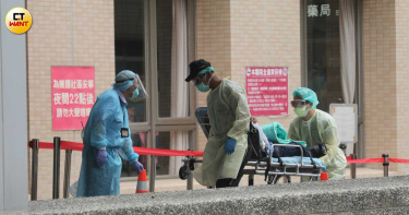 91歲翁自責害全家隔離!臨終前視訊兒 他淚崩「左眼微開應有遺憾」幫輕輕蓋上