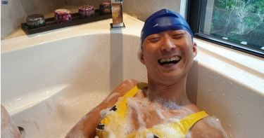 浩子穿比基尼玩泡泡浴 搔首弄姿遭嗆:不舒服