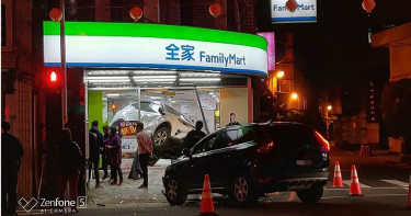 又見超商得來速 恍神女闖紅燈撞休旅車「雙輪騰空」卡櫃台