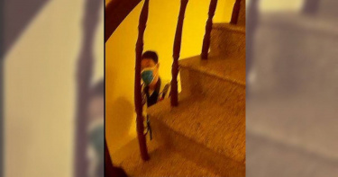 大墩所員警剛走上樓梯間，就聽到游姓住戶的呼救聲，趕緊上樓進行救援。（圖／警方提供／中國時報謝瓊雲台中傳真）