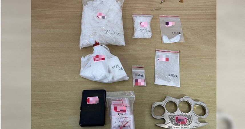 高姓毒蟲欲在過年前大撈一筆，苗栗警方持搜索票搜查，當場查獲毒品及管制刀械。（圖／翻攝畫面）