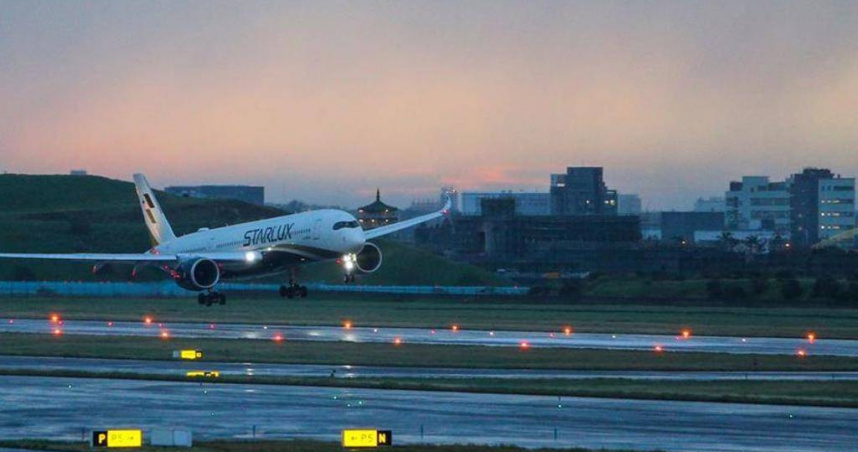 桃園國際機場31日受康芮颱風影響，航班取消逾200班次。下午桃園機場空側風速過大，降落航班在瞬間的側飛吹來時，整台飛機左右晃動，甚至多架航班遭遇強側風，只好拉高重飛。（圖／本報資料照）