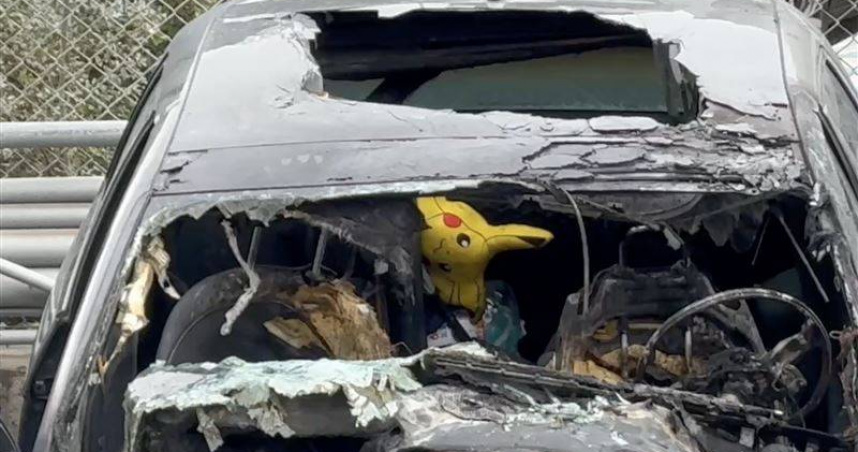 展女的弟媳稍早在警方陪同下查看事故車輛，並在前後座來回尋找兒子遺物。（圖／三立新聞網）