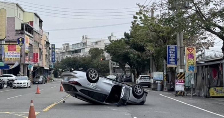 高雄1輛轎車自撞路旁停放車輛後翻覆，疑駕駛精神不濟惹禍，造成頭部受傷送醫。（圖／翻攝畫面）