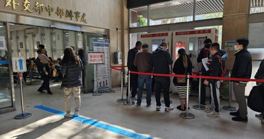 由於行政院中部聯合服務中心年度業務經費被刪，執行長莊競程憂心所有服務業務將受到嚴重影響。（圖／報系資料庫）