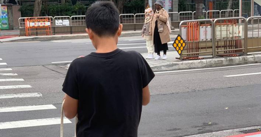 有民眾在路上看到穿短袖短褲的孩童。（圖／翻攝自爆費公社）