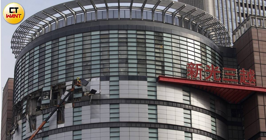 大型吊車進駐新光三越台中中港店，工人將外牆上較危險的懸空建材移至室內，避免掉落造成二次災害。（圖／黃耀徵攝）
