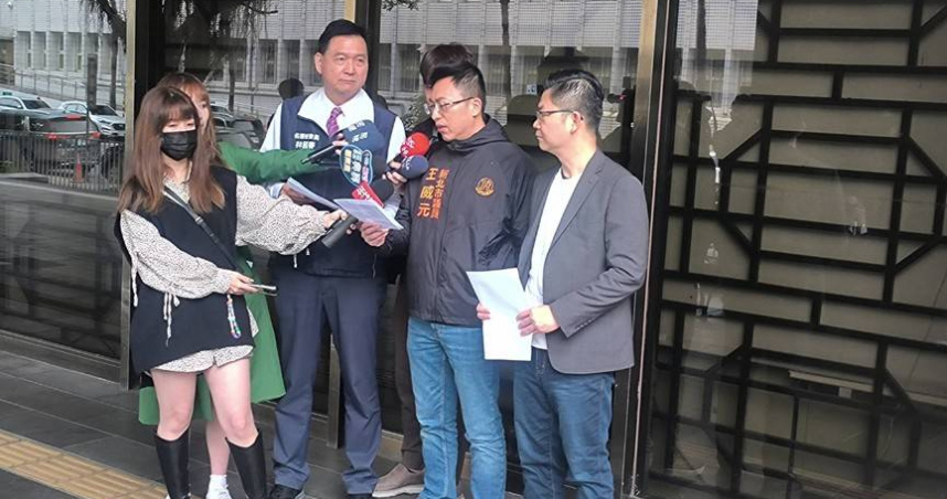 新北市議員黃心華（右起）、王威元、林國春聯袂呼籲，民眾黨創黨主席柯文哲申請參加父親告別式一案，應人道放行。（圖／翻攝自林國春議員新聞群組）