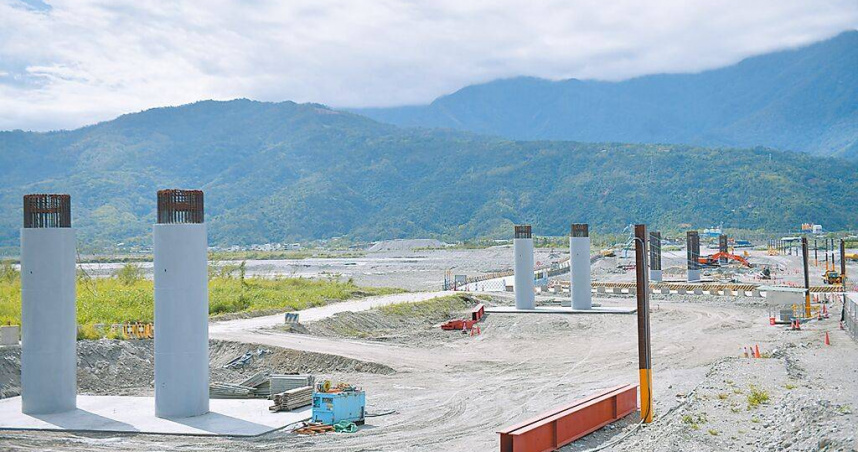 花蓮南區玉里鎮高寮大橋2022年遭0918強震震毀，現已完成基椿工程，預計明年3月完工。（圖／花蓮縣政府提供／中國時報羅亦晽花蓮傳真）
