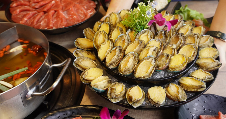 證件對中「1、3、4、8」任二碼，馬辣、新馬辣、新馬辣Plus、涮樂和牛、熊一、夯下去等品牌，九孔鮑魚、北海道帆立貝全桌升級吃到飽。（圖／馬辣集團提供）