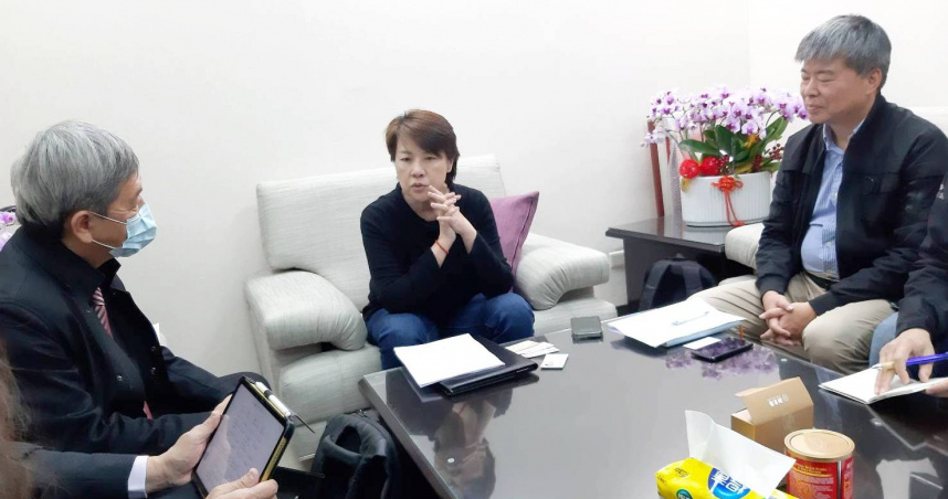 民團曾於去年拜會民眾黨立委黃珊珊，期望獲黨團同意，協助推動《融資公司法》，讓融資亂象不再戕害弱勢族群，影響社會金融秩序。（圖／翻攝自卡債受害人自救會臉書）