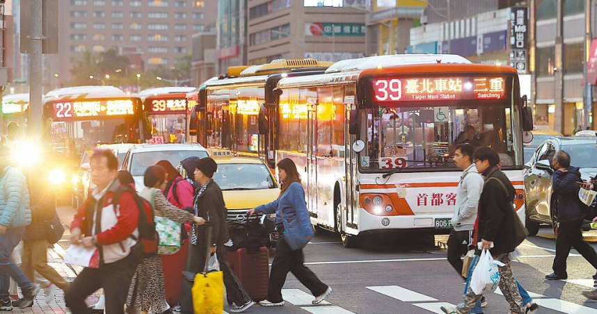 公路客運受人事、維修及輪胎等原物料成本高漲，載客率卻未回到疫前，反衰退近4成，客運公會預計下半年提出運價調漲申請，盼政府能針對漲幅補貼，降低對消費者的影響。（圖／中國時報黃世麒攝）