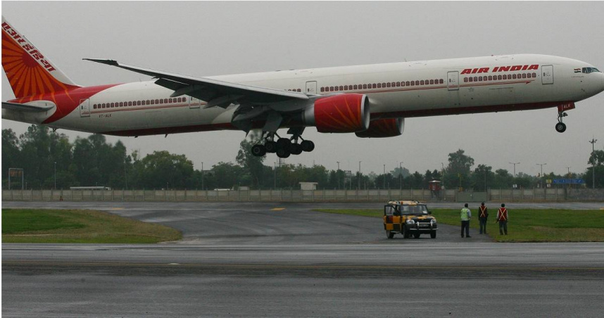 印度航空（Air India）近日發生一起死亡事故，一架班機21日平安降落在位於北方邦首府勒克瑙的國際機場時，空服員發現一名男乘客「繫著安全帶」僵坐在座位上，叫他也沒反應，沒想到該名男乘客已當場暴斃身亡。（示意圖／達志／路透社）