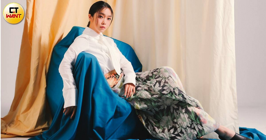 LOEWE白色襯衫、LOEWE印花寬褲、LOEWE黑色跟鞋（圖／林士傑、楊澍攝）