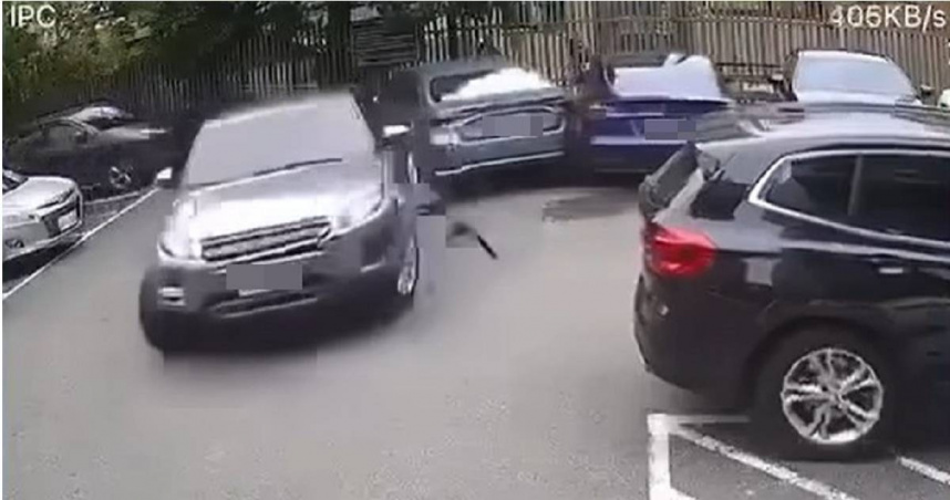 彰化市曉陽路一處停車場近日發生道路糾紛，一名駕駛要價300萬的Land Rover路虎休旅車的26歲黃姓男子，因不滿前方一輛國產車亂停，導致他進出受阻，一氣之下竟踩油門衝撞，甚至波及到停在一旁的特斯拉。（圖／擷取自Facebook／爆料公社）