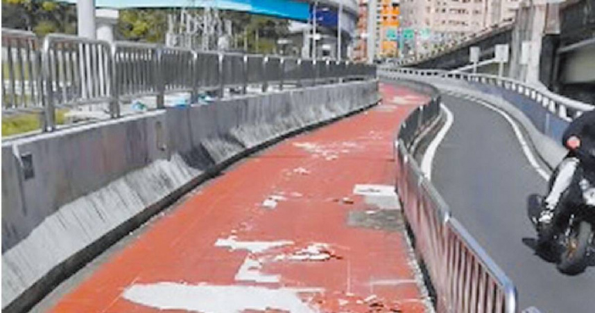 新北市秀朗橋中和往新店方向人行道，出現大面積磁磚剝落狀況。（翻攝臉書社團／高鈞麟新北傳真）