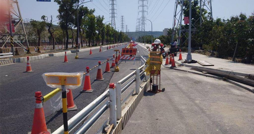 警方責成沿海路段承商以交通錐及連桿區隔有高低差路緣之危險路段，並加裝反光導標及警示燈相片。（翻攝畫面）
