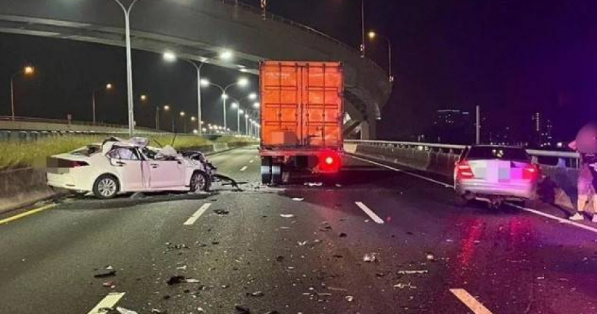 台74線發生3車連環撞事故，導致其中1輛計程車慘遭大貨車削頂，造成2人受傷送醫。（圖／翻攝畫面）