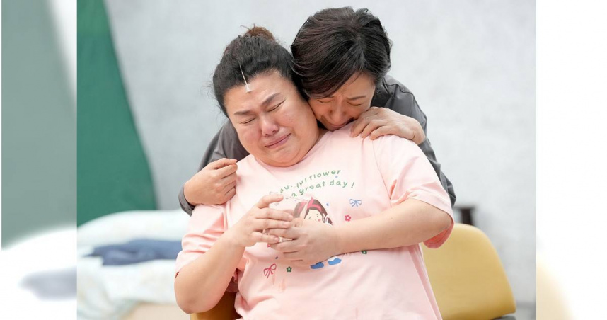 《人間條件四》睽違16年再度演譯，原卡司林美秀（前）與黃韻玲（後）再度飾演姊妹。（圖／綠光劇團提供）