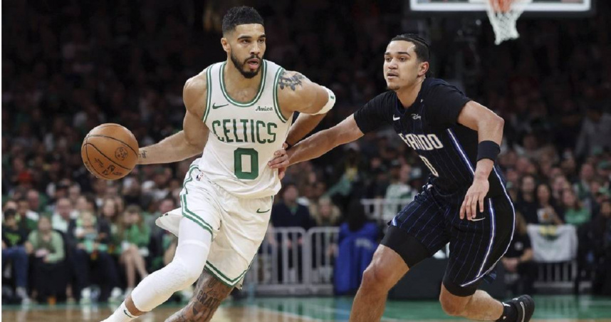 塔圖運球努力甩脫布雷克的防守。（圖／達志／美聯社）