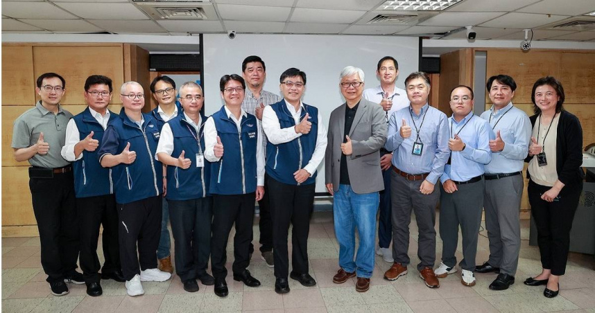 台灣順豐與臺北市區監理所合辦交通安全交流講座，由總經理潘逸俊（右六）及所長戴邦芳（左八）帶領相關科室主管出席，共同為強化駕駛安全努力。（圖／順豐提供）