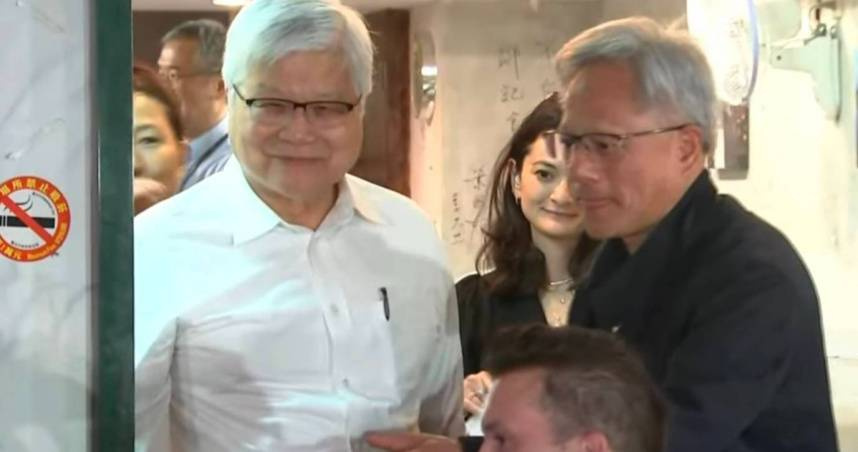 輝達執行長黃仁勳來台第一個晚餐與台積電高層一起吃。（圖／截自中天YT）