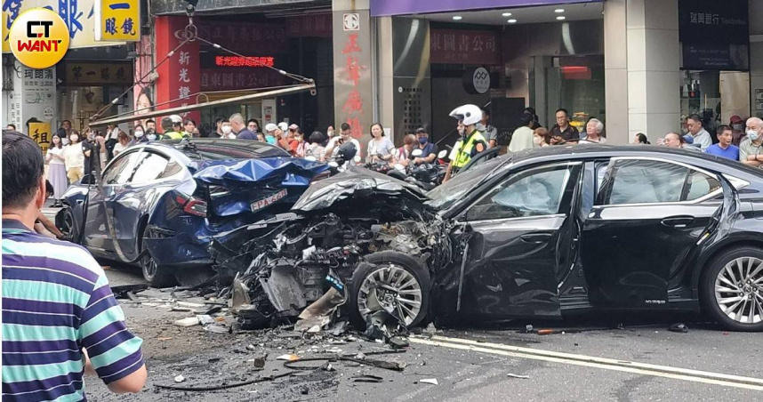 北市中正區重慶南路一段與衡陽路口23日下午2時20分許發生嚴重車禍事故。（圖／記者薛孟杰攝）