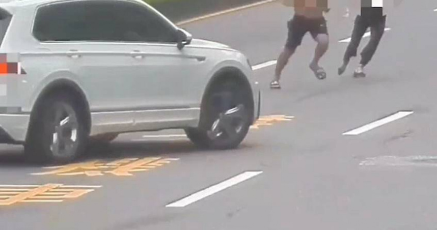 南港展覽館前有情侶站路中爭吵，男方甚至試圖撞車威嚇女友，後續被移送法辦。（圖／翻攝畫面）