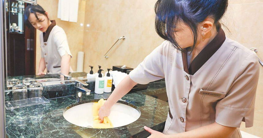 旅宿業長期缺工，業界爭取開放聘用外籍移工，圖為房務人員整理房間。（圖／報系資料照）